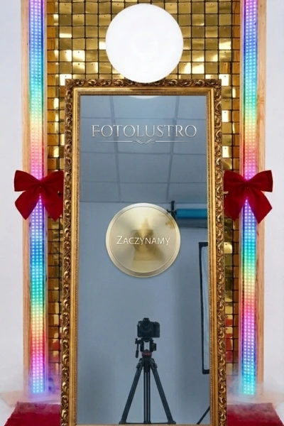 Eleganckie fotolustro Mirror Booth jako atrakcja na Twoim weselu