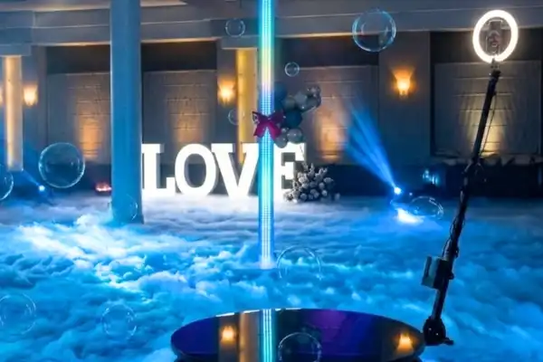 Ciężki dym na bazie suchego lodu i infradźwięków podczas pierwszego tańca oraz jako oprawa sceniczna fotobudki 360 od FB360.pl w Łodzi i Warszawie.