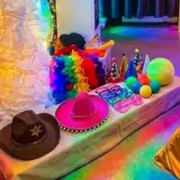 Zestaw czystych, sterylizowanych gadżetów i rekwizytów do fotobudki w Łodzi