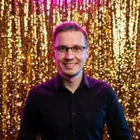 Uśmiechnięty animator FB360 pomagający gościom przy fotobudce na imprezie w Łodzi