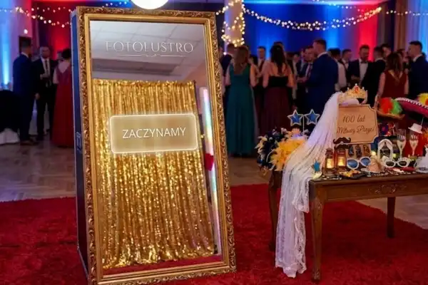 Profesjonalny animator FB360.pl pomagający gościom przy fotobudce i fotolustrze, prezentujący efekt WOW przez osobiste podejście i pomoc w obsłudze wydruków na evencie w Łodzi.