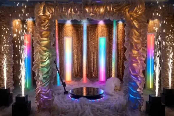 Fotobudka 360 Efekt WOW fotobudki 360 od FB360.pl – dynamiczne wideo z zimnymi iskrami i profesjonalnym oświetleniem LED na evencie w Łodzi i Warszawie.