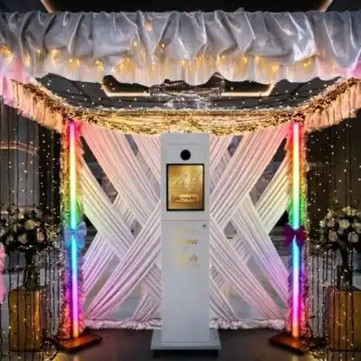 Kompletna strefa fotobudki Gold z podświetlaną altaną i czerwonym dywanem w Łodzi