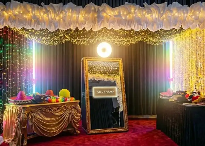 Luksusowe fotolustro w podświetlanej altanie ze złotymi dekoracjami i tłem cekinowym