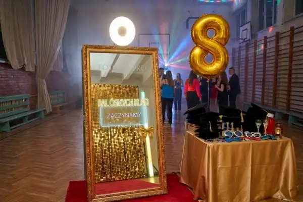 Bal Ósmoklasisty Ekskluzywna fotobudka i fotolustro na Bal Ósmoklasisty w Łodzi i Warszawie – pamiątkowe wydruki premium i projekty 2026.