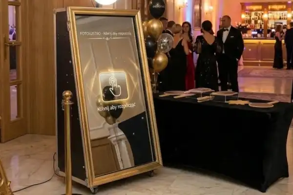 Ekskluzywny projekt wydruku z fotobudki na Bal 8 Klas 2026 – motyw premium złoto i diamenty, oferta fotolustro i fotobudka 360 Łódź Warszawa.