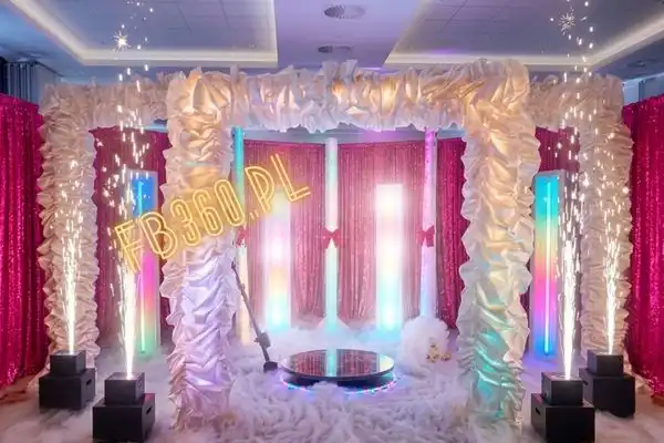 Luksusowa fotobudka 360 Łódź – Pakiet Platinum z dekoracją satynową, Fairy Lights i ciężkim dymem.