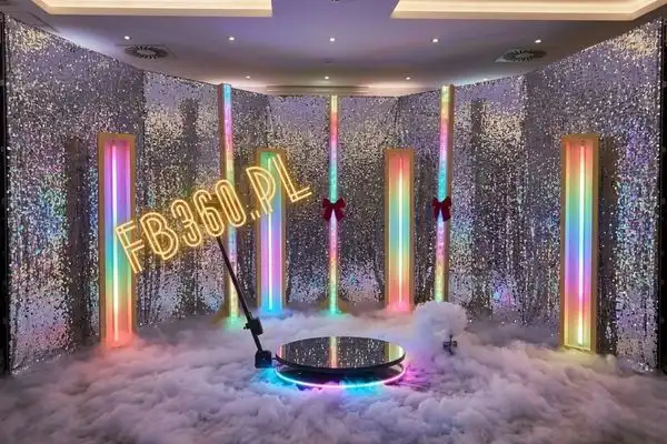 Profesjonalne studio fotobudki 360 w Łodzi – Pakiet Gold z 5 ścianami LED i platformą 100 cm.