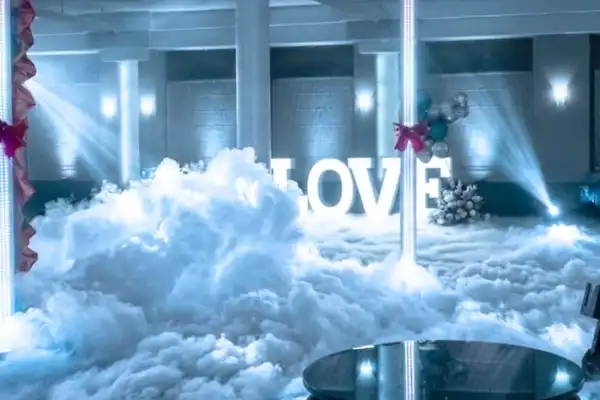 Profesjonalny ciężki dym na pierwszy taniec od FB360.pl – gęsta chmura na bazie suchego lodu i technologii hybrydowej na weselu w Łodzi i Warszawie.