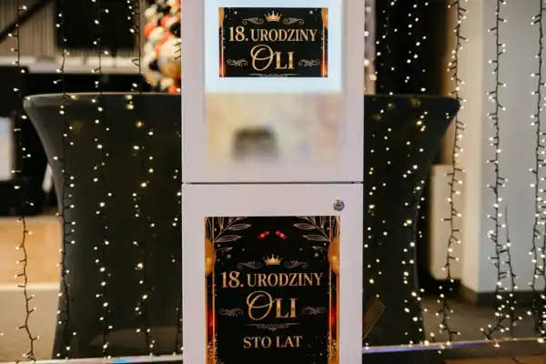 Start fotobudka klasyczna łódź wynajem na wesele i 18 urodziny stanowisko z gadżetami