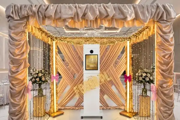 Uśmiechnięci goście w kolejce do klasycznej fotobudki na evencie w Łodzi