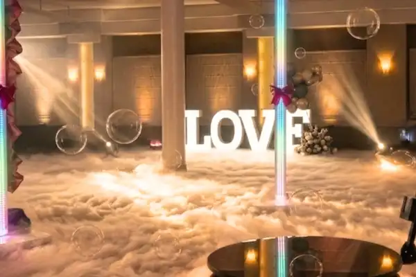 Fotobudka 360 Dynamiczne nagranie z fotobudki 360 od FB360.pl w gęstej chmurze ciężkiego dymu na bazie suchego lodu i infradźwięków na evencie w Łodzi.