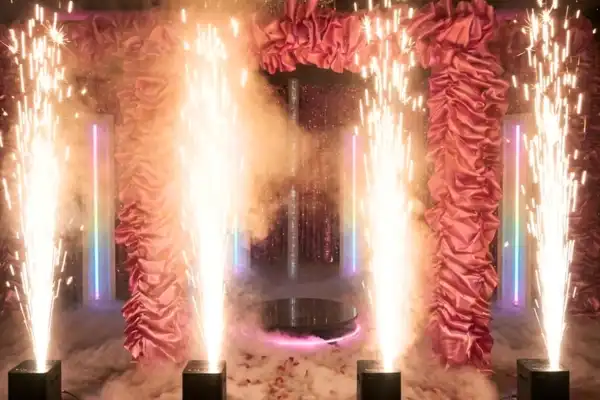 Profesjonalna scenografia Sparkular 900W przy fotobudce 360 oraz oprawa pierwszego tańca od FB360.pl w Łodzi i Warszawie.