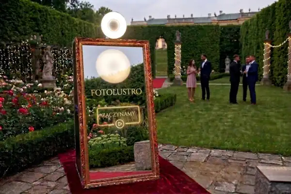 Od Królewskich Portretów do Selfie: Dlaczego Fotobudka to Powrót do Korzeni? od terto do fotolustra i nowoczesnych usług eventowych jak fotolustro, fotobudka 360 i klasyczna fotobudka w Łodzi i Warszawie od fb360.pl.