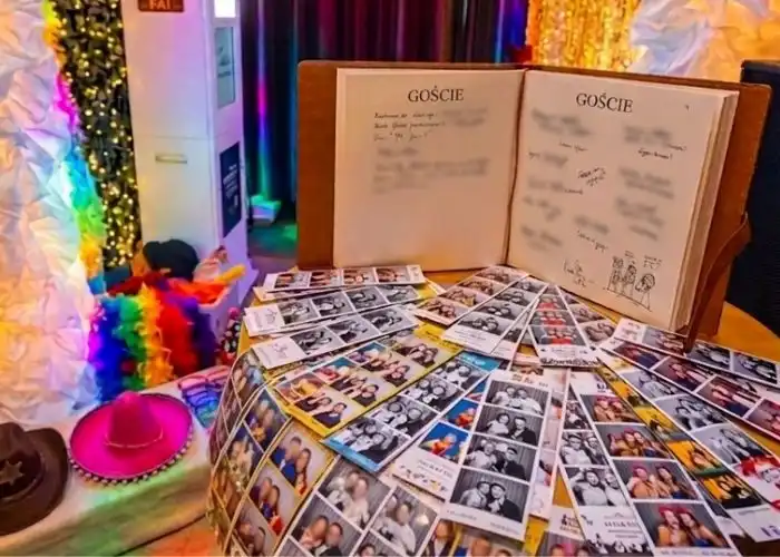 Wydrukowane pamiątkowe zdjęcia z fotolustra w 10 sekund.