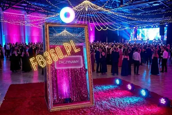 Fotolustro Łódź Pakiet Gold – eleganckie lustro interaktywne z czerwonym dywanem i złotymi słupkami.