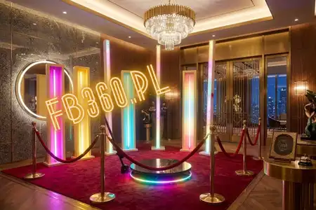 Zestaw gadżetów premium pistolety na bańki i maski fotobudka 360