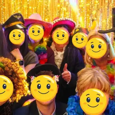 Grupa gości bawiąca się przy fotobudce FB360 w Łodzi