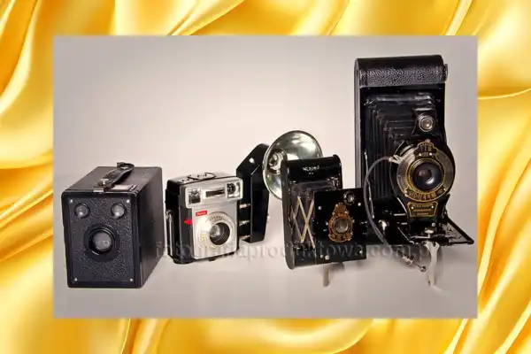 Od Królewskich Portretów do Selfie: Dlaczego Fotobudka to Powrót do Korzeni? Retro ilustracja nawiązująca do rewolucji Kodaka i pierwszych aparatów na kliszę – ewolucja od tradycyjnej fotografii do nowoczesnej fotobudki 360 i fotolustra w Łodzi i Warszawie od fb360.pl.