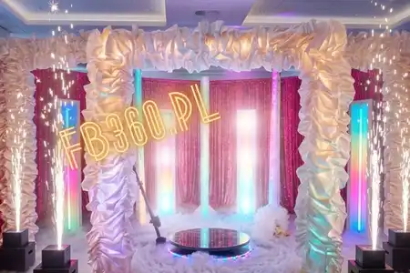 Podświetlana satyna i dekoracyjne światła w strefie fotobudki 360 prestiż