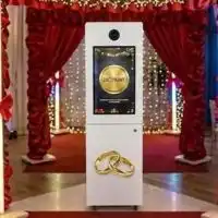 Wydruki z fotobudki z indywidualną grafiką bez logotypów i reklam wykonawcy