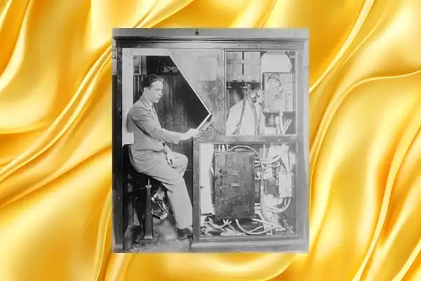 Od Królewskich Portretów do Selfie: Dlaczego Fotobudka to Powrót do Korzeni? Dla zdjęcia przedstawiającego pierwszą fotobudkę Anatola Josepho z 1925 roku, przygotowałem ALT, który idealnie łączy historię z Twoimi usługami na fb360.pl oraz lokalizacją (Łódź/Warszawa).Oto najlepsza propozycja:ALT:Pierwsza fotobudka na świecie z 1925 roku (Photomaton Anatola Josepho) – historyczny początek automatycznej fotografii, którą dziś kontynuuje fb360.pl oferując nowoczesne fotolustra i fotobudki 360 w Łodzi i Warszawie.