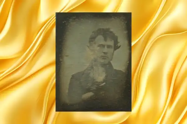 Od Królewskich Portretów do Selfie: Dlaczego Fotobudka to Powrót do Korzeni? Ilustracja retro przedstawiająca pierwsze selfie wykonane zabytkowym aparatem miechowym – ewolucja fotografii od czasów George