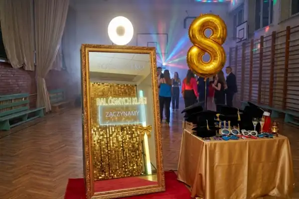Bal Ósmoklasisty Profesjonalna aranżacja stanowiska fotolustra i fotobudki na balu ósmoklasisty – eleganckie dodatki, personalizowane grafiki i najwyższa jakość obsługi.