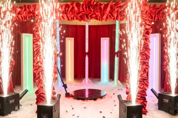 Zastosowanie wyrzutni zimnych iskier Sparkular 900W jako scenografii fotobudki 360 oraz oprawy pierwszego tańca od FB360.pl.