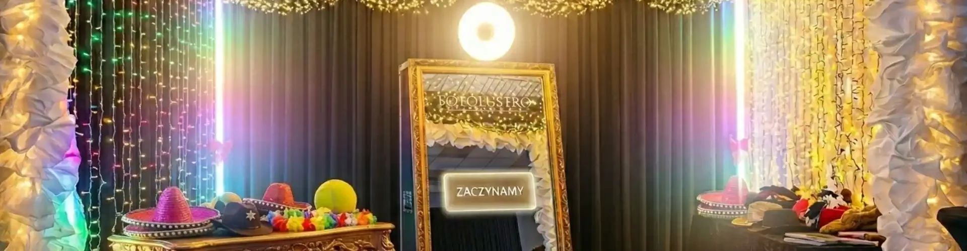 Eleganckie magiczne fotolustro w złotej ramie na weselu w Łodzi z czerwonym dywanem.